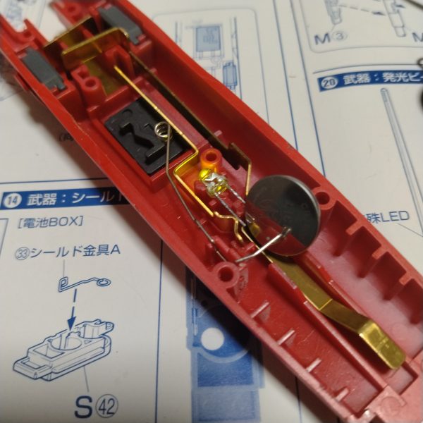 ちなみにカメラアイや別の箇所で使ってるサイズ違いの電池で通電確認してる画像です！別の電池では光るんですよね！（泣）なのでユニット自体に欠陥はないみたいなので！それだけが救いです！どうにかなるって事なので！（笑）