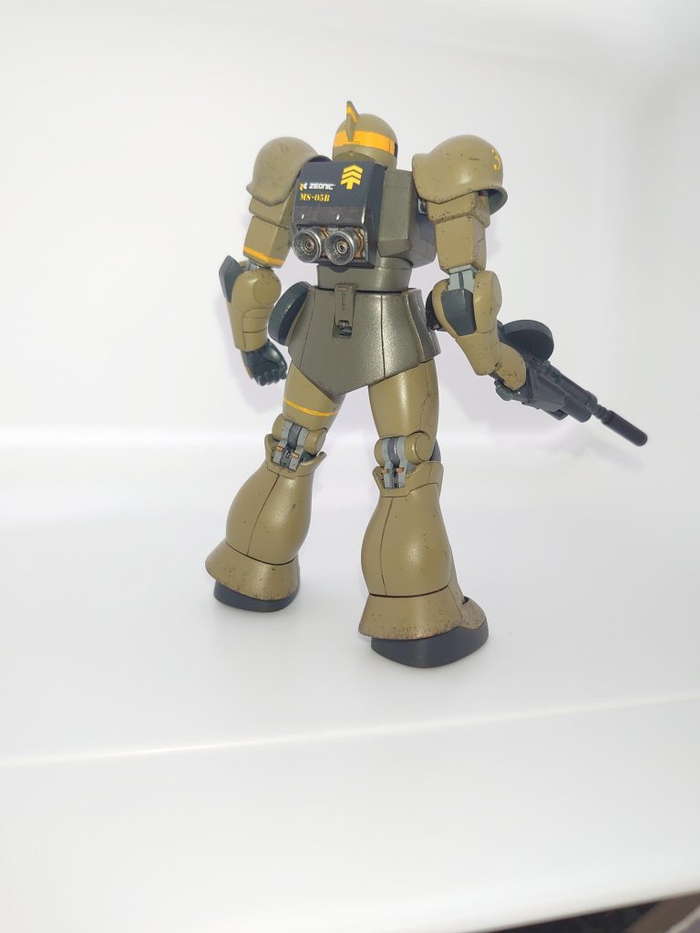 肩アーマーはパーツが余っていたので両肩に装備。ラグビーやってそうな体型になりました。スラスターはキットの物を薄く削って中に色々仕込んで細かくチマチマ塗り分けてそれっぽく。