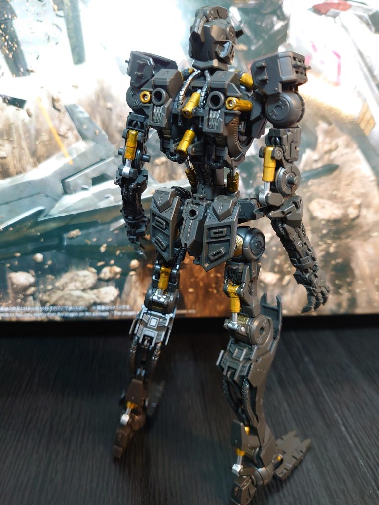 バックショットもすごい情報量ですね。素組みでも満足できる良キットだと思います。
