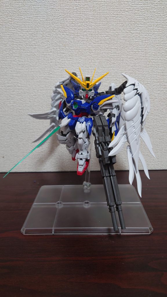 素組で簡単にポーズを決めても流石に映えますね。機体が格好良いのはもちろん、羽根の動かし方で撮り方も無限大です