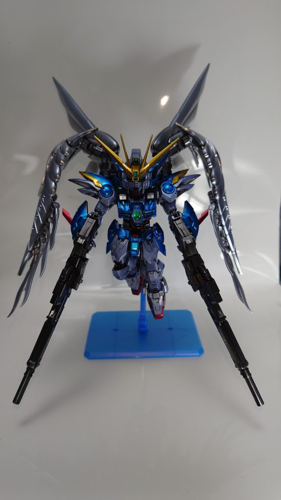 正面でバスターライフルを両手で構えた状態、羽根はそこまで大きく広げてはないけど、格好良い！