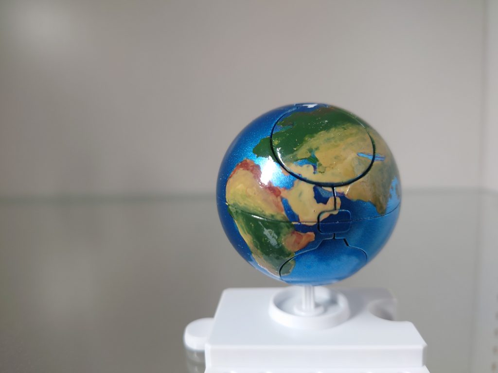 キャンディ塗装で海をイメージ。そしてグーグルアースを参考にフリーハンドで大陸を描いてみました。