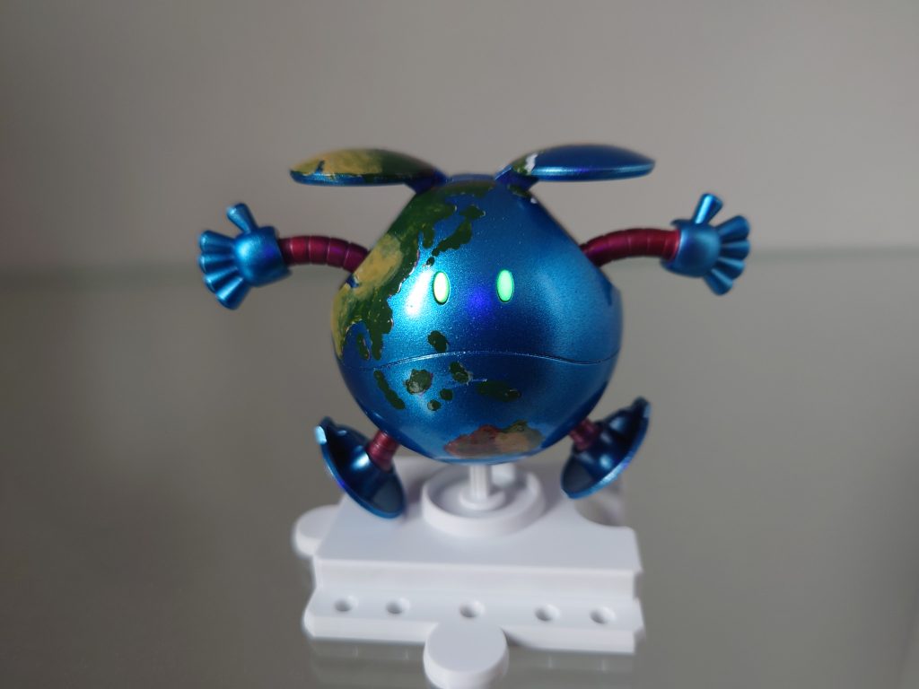 ブラックライトで目も光ります。