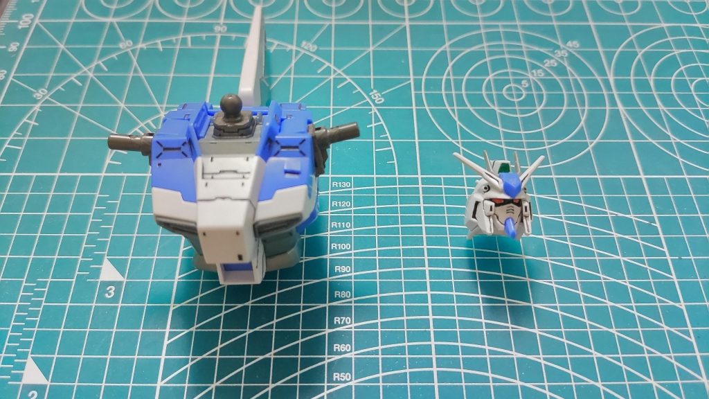 合わせ目消し、スミ入れ、部分塗装、ウェザリングによる仕上げです。今回はMrウェザリングカラーを使ったウォッシングに挑戦。ツインアイのオレンジは筆塗り。おじさんには細かくて大変でした💦