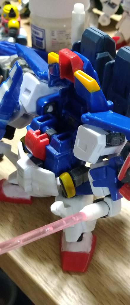 アストナージ「 Aパーツは変形可能な限り幅を引き締めて肩とシールドに1.2 0.3ミリを貼り ディテールUPを試み SDEXからマニピュレータを使い回し くるくる回るし差し替えでビームサーベルをしっかり持てるぞ」