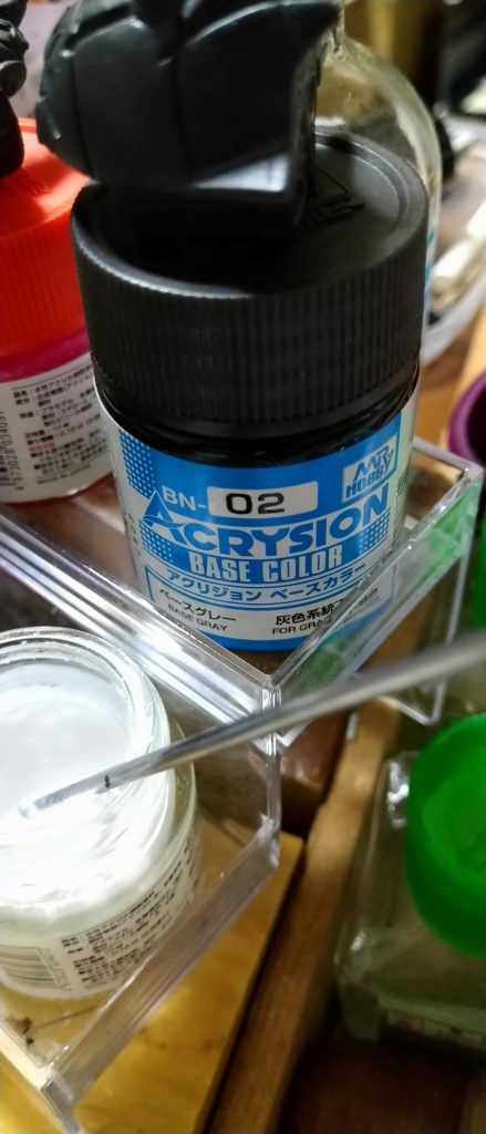 ５色の内の一瓶サフと同じ筆塗りで良いから助かります。