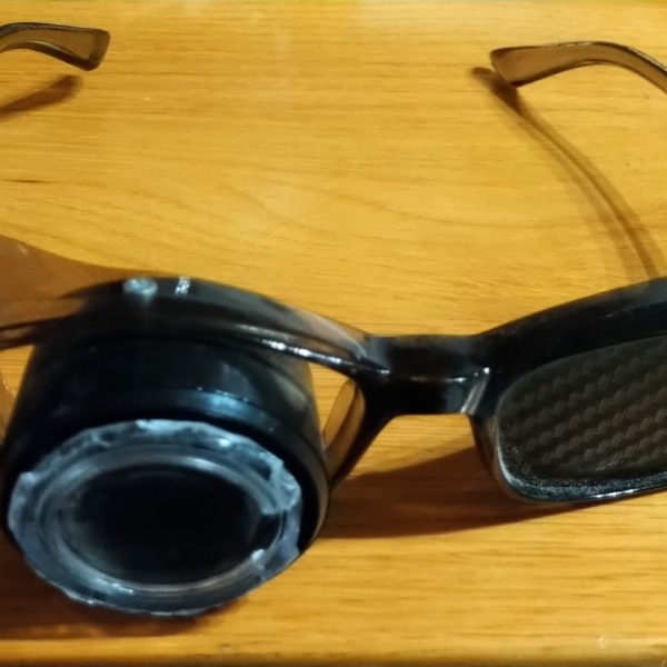 ３倍ルーペ ＋ メガネ (１００均使用)