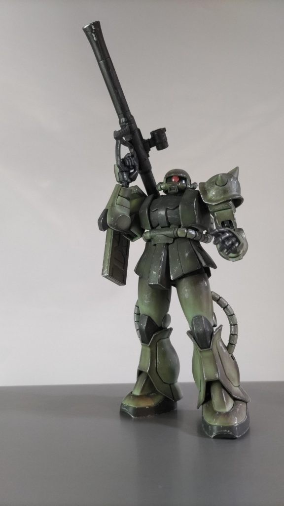 目立った合わせ目は前腕と武器くらいでしょうか。組み終わったら、スミ入れ、ウェザリングマスターによる汚し、塗装剥がれ表現、つや消しトップコートにて完成。ザクということで前回のガンダムとは違い汚しが楽しい😆