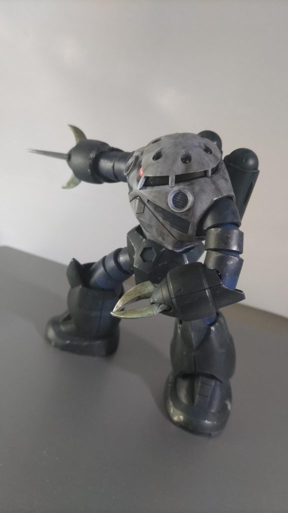 いつもどおり、合わせ目消し、ウェザリングカラーによる汚し、塗装剥げの表現を追加して、つや消しトップコートで仕上げました。モノアイはHアイズのクリアパーツです。今回はホイールシールの余白にあるシルバー部分をクリアパーツの下に利用して、モノアイがキラっとするようにしてみました。狙いどおりになったのかなと思います。