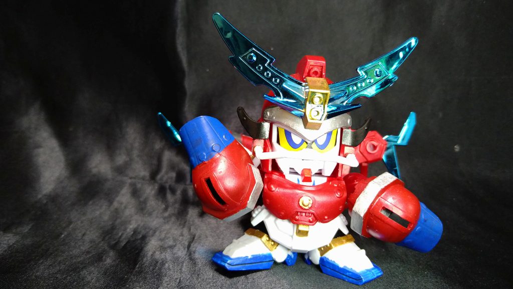 というか、マックスさんてばデフォルトで肘が可動するんだけど、立ちポーズにあわせて可動域作られてるのでストレートパンチが決められない。やや内側に曲がってる