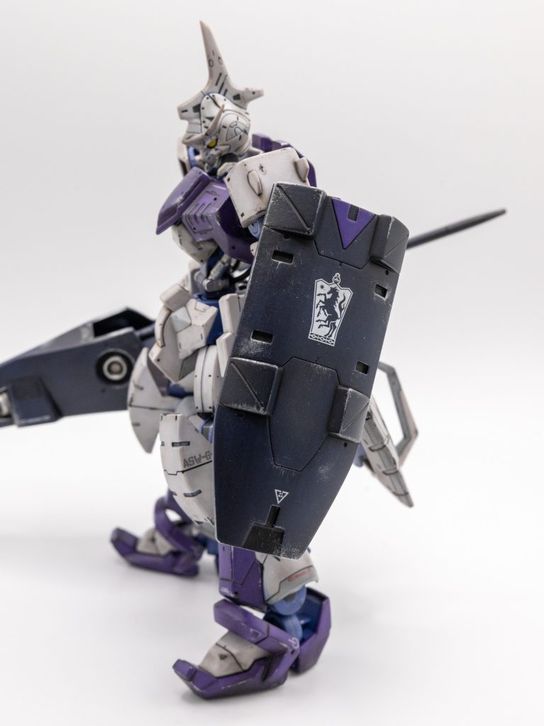 武器は暗く塗装したおかげで重たい印象にできたと思います。ウェザリングも聞いてると思います。