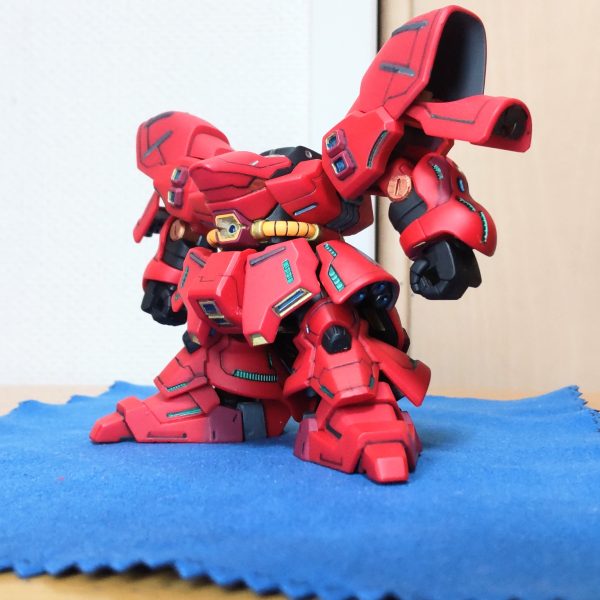 SD サザビーFF腕が付きました。いつもの通り頭部は最後にするので、次はバックパックと武器を作っていきます。シナンジュのマシーンヘッドが仮の頭です😁。（2枚目）