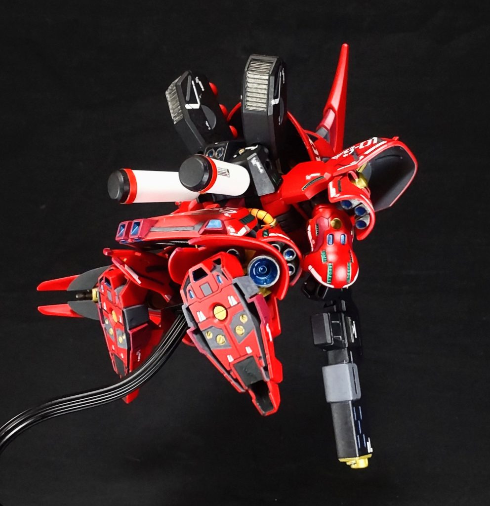 「ギューン、ドヒューン‼️」足の裏には肉抜きがありますがディテールもしっかりあります。