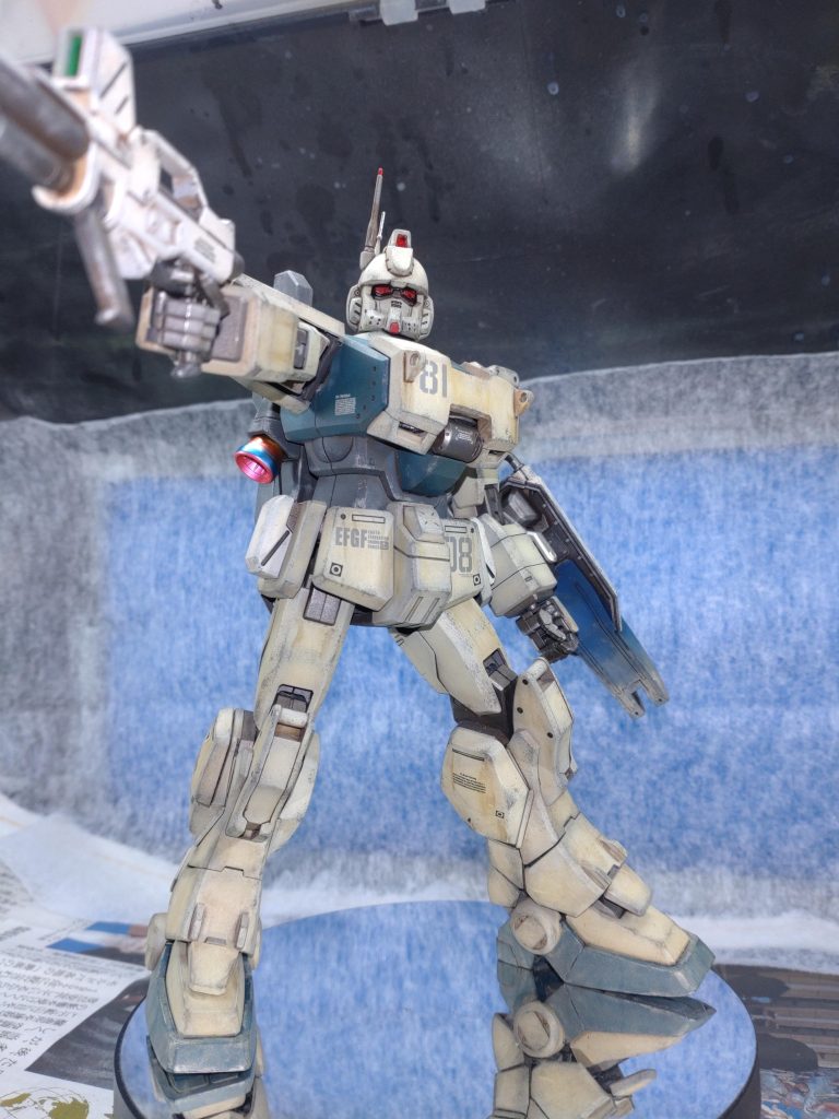 昔のキットなので可動範囲が狭く、可動指も武器の保持力が無いに等しいのでイマイチポーズが決まりません!