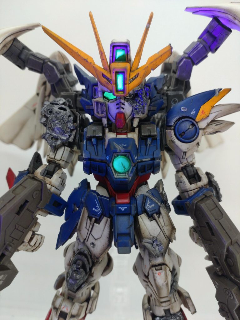 各種カメラは蛍光塗料で塗装、光ります✨私の趣味で隻眼にしてみました。このキットは目のクリアパーツが左右それぞれ独立しているので、右目のみ装着して左目は奥のディティールのみが見えるようになっています。周辺も破壊されていて満身創痍感がUPし、個人的にお気に入り部分です。