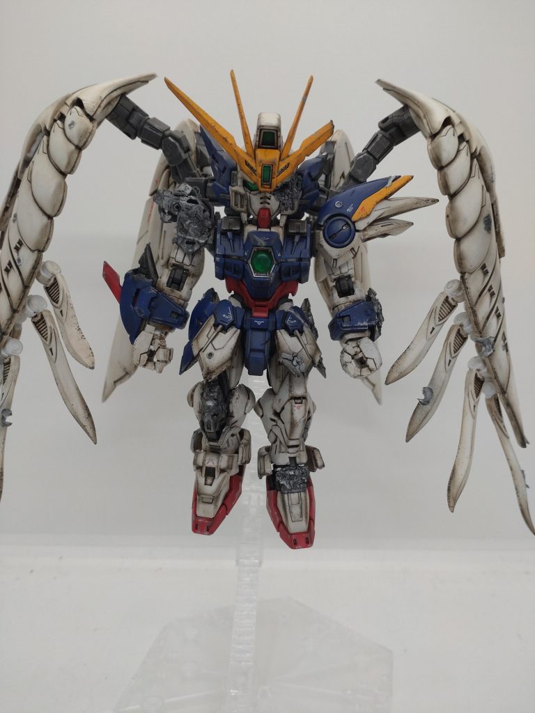 アンテナと肩のイエローのみ変更、他は全て成形色です。墨入れ、艶消しの後にウェザリングカラーのグランドブラウンでウォッシング、リアルタッチマーカーやウェザリングマスターで各種汚し、ガンメタルでチッピング、クロームシルバーでドライブラシの順で汚していってます。