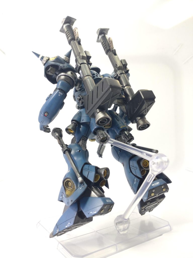 スネ内側や前腕外側などには3mm✕5mmぐらいの凹みを彫ってレッドチップと1.6mmメタルパイプを木工用ボンドで貼り付け。　スネの後ろは切り離し、バーニア3個に。 