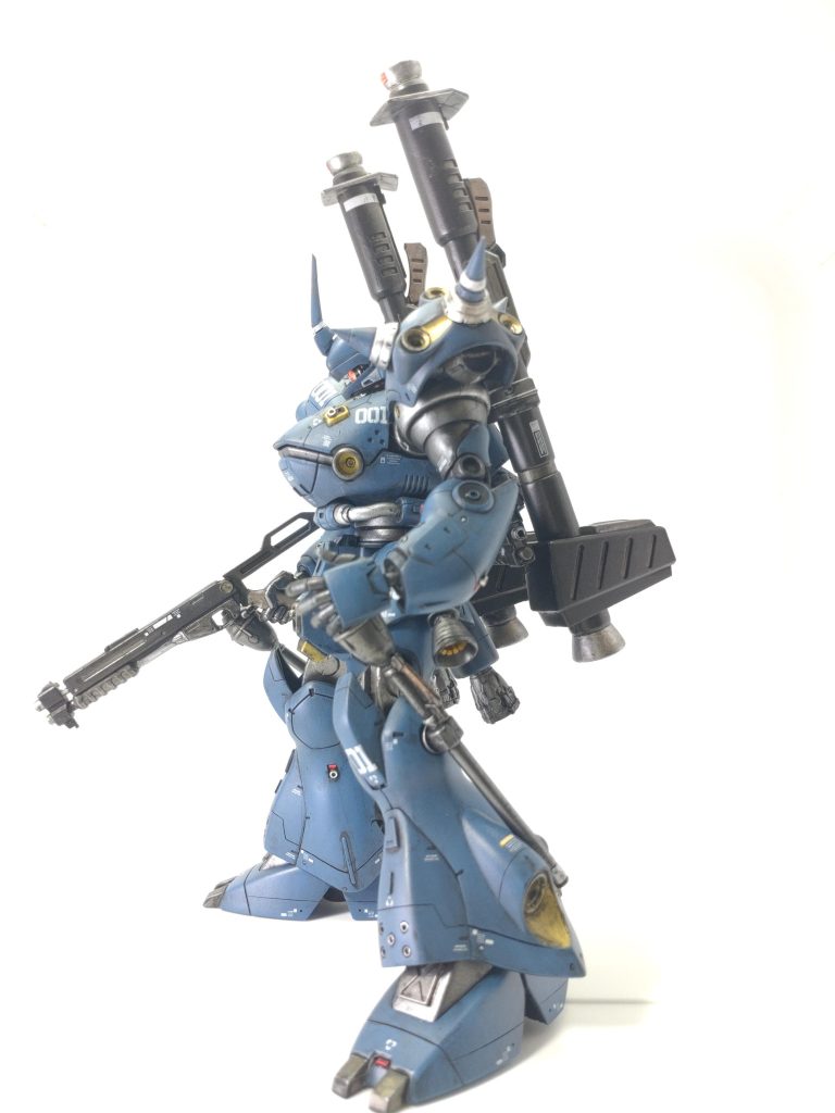 塗装はアクリジョンのブラック下地。青はもちろん東雲ブルー。メカ部分はガイアのスターブライトアイアン。シルバーは水性ホビーカラーのスーパーシャインシルバー、ゴールドは同じくスーパーシャインゴールド。dspiaeの水性マーカーでちょこちょこ塗りわけ。デカールはヤフオクで買った社外もの。水性ウェザリングペイントのブラックを薄く溶いてウォッシング。最後に水性ホビーカラーの半光沢クリアーでトップコートしました。長々とすみませんでした
