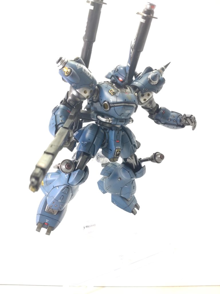 胴体の軸に5mmプラ棒、太腿に1mmプラ板5枚を入れてそれぞれ5mm延長。肩のスパイクはＭＳスパイク。