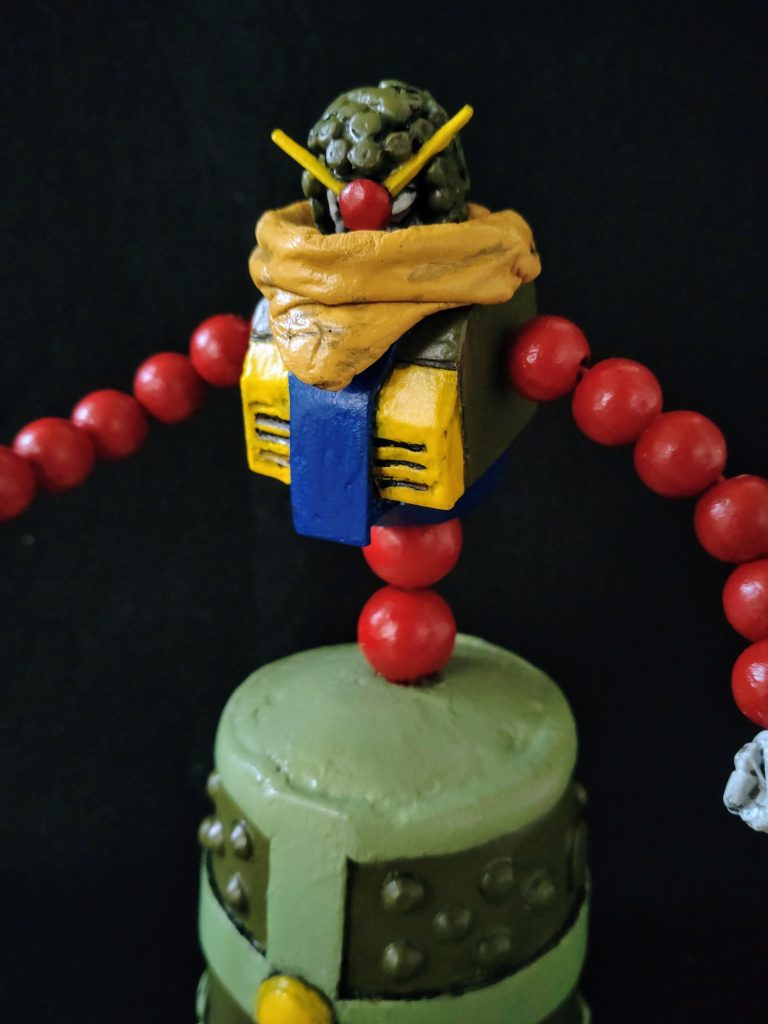 マフラーはテッシュをボンドで固めたものをそれらしく表現しました。ガンダムにマフラーって、大河原先生は凄い発想力だなって、30年経って思いました。ガンダムに見えないデザインをさらにガンダムに見えなくするって(笑)