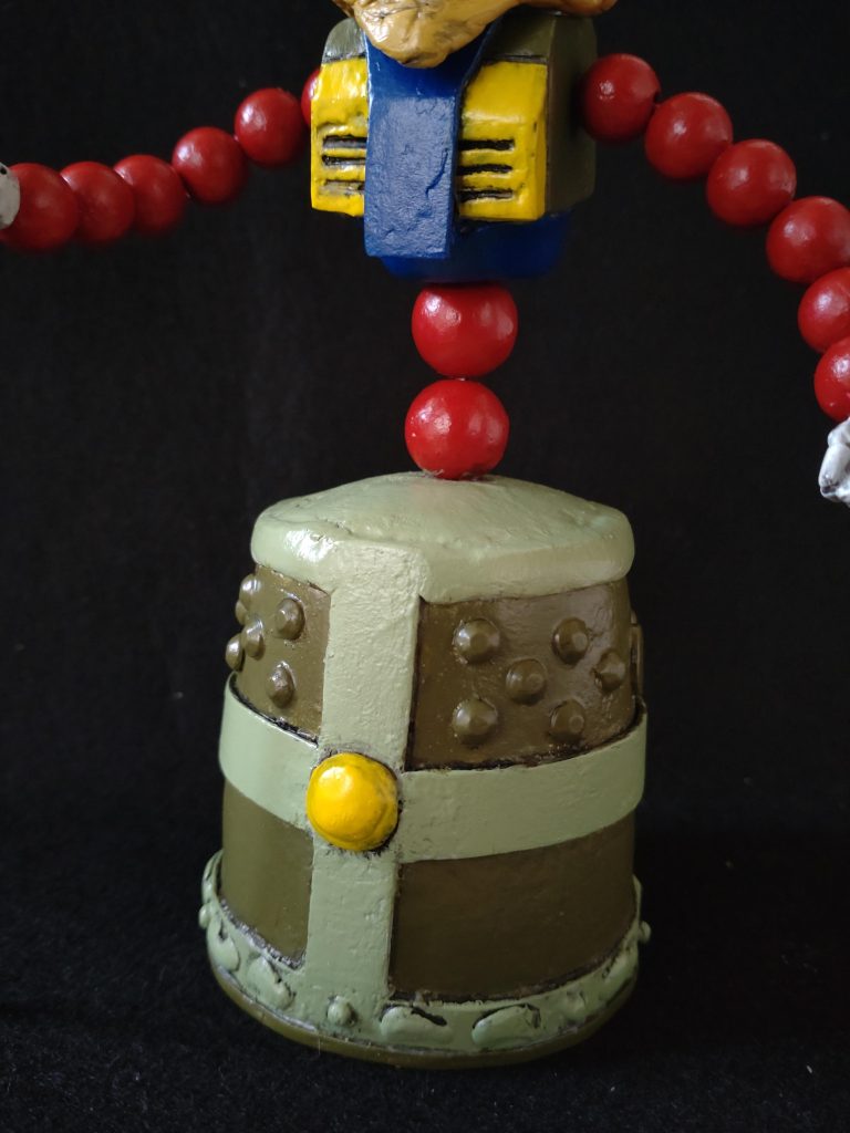 釣鐘状の下半身は形状の似ていたお米の計量カップから型取り。軽量化の為、石粉粘土を利用して内部を空洞に。底部はプラ版で蓋をしました。底部のバーニアの再現はしてません。