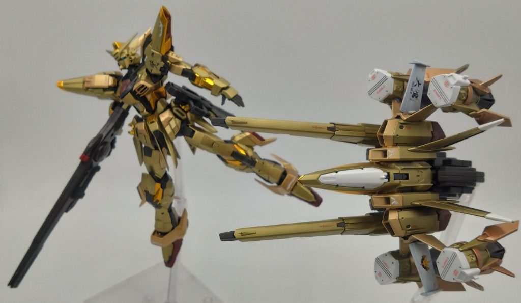 エンディミオンの鷹再来密命でレクイエム破壊ミッション成功後ムウはオーブ旗艦クサナギへ合流しようと矢先プラントのジャガンナート率いるクーデタ軍と交そんな時キャバリアーによるSPC(共時性パリティ通信)によるオーブ国から長距離通信から聞き覚えのある声がマードック『大佐聞こえてますか大佐!』ムウ『この声はマードック!』マードック『こんなこともあろうかとクサナギに大佐専用のアカツキオプションパックがあるんですよ』ムウ『あのオオタカが!lってことまだ戦えるってことだな』マードック『機体はもう調整済み操作は大佐いやエンディミオンの鷹とよばれた男なら簡単でしょW』ムウ『行ってくれちゃって』マードック『それではあとはクサナギに任せます頼むぞギンガナム大佐のところへ行くんだぞ』AIギンガナム『了解であーる ゼッコーチョー』誘導システムオンラインオオタカ射出!マードック『大佐この装備持ってきた以上帰ってきてくださいよ』ムウ『そうだなマリューに怒られちまう』ドッキングセンサー照射オオタカドッキング開始!ムウ『アカツキ エンディミオンパックドッキング完了!』それじゃ一仕事いきますか!