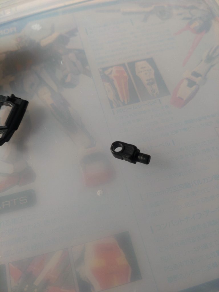 ただ制作過程でアップしたように左肩のパーツが破損(´・ω・`)パーツ検索かけるも在庫なし(´;ω;`)諦めかけたその時?!