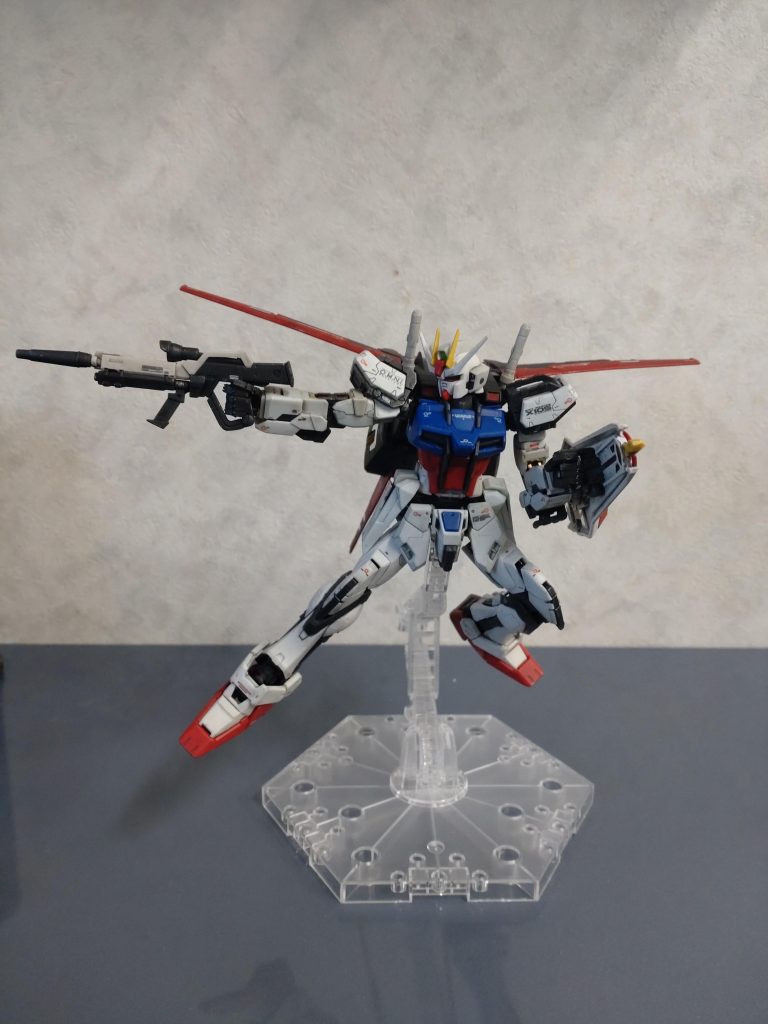 写真撮ってから気がついた。エールストライカーの翼斜めにしてないな(* 'ᵕ' )☆翼立てて再度撮影📸次作もストライクガンダム関係で制作中ですのでよろしくお願いします。