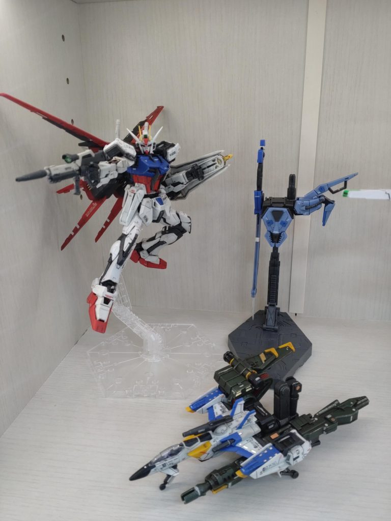 とりあえずストライクガンダムと合体はしてません( 'ω')?ポーズ変えて関節緩くなるのが怖すぎで…第4弾は暫くしてからかなぁ アノEGがそろそろ発売か…