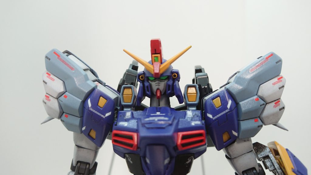 顔キットのままだと顔が見ずらかったのでほほを後ろに顎を引きましたツインアイは自作で大きくカトルイメージしヘルメットの横角度調整トサカ後ろ延長しました。