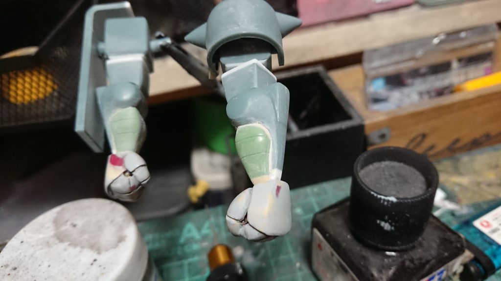 手は自作、腕筋肉は06Rにザクを移植 