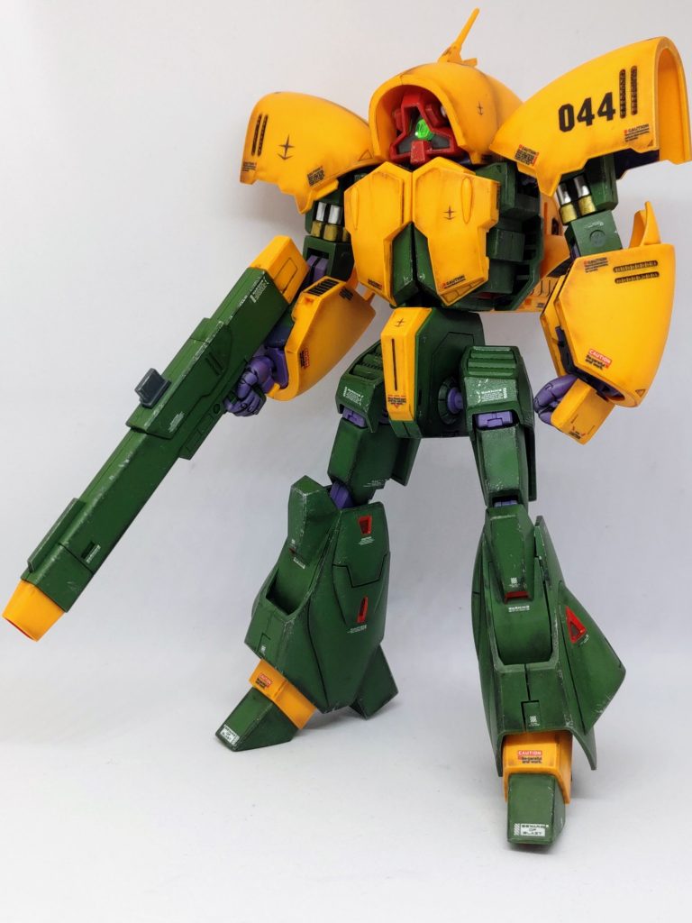 なんと言っても初の可変機ですのでさぞ取り扱い注意箇所も多いだろうと思いコーションデカールを多めに貼っています(gundam-kao5)一方でブラン少佐はティターンズに対して思う所がありそうだったのでティターンズのエンブレムは貼らずに連邦マークだけにしました。