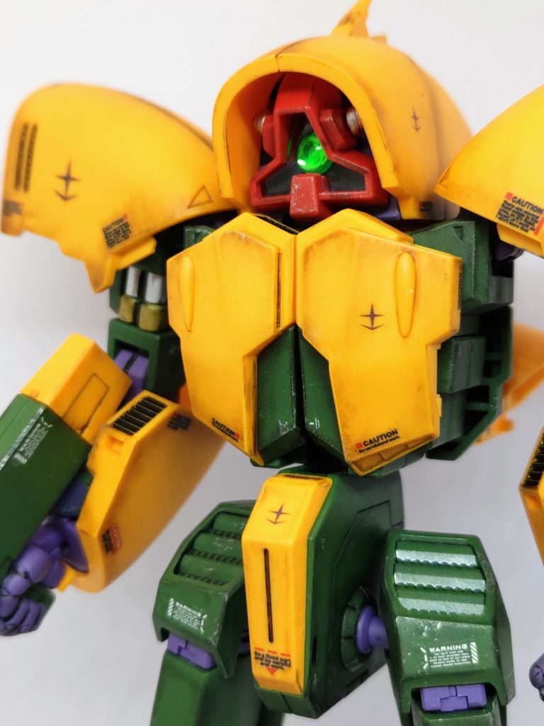 モノアイをHアイズ+ラピーテープ化して厚みが出たことで実は顔の赤いパーツがちゃんとはまらなくなっています(gundam-kao5)削ったり加工しようかと思ったのですがおかげで少しアゴを引いた感じになったのでそのままにしてます(zaku-kao4)