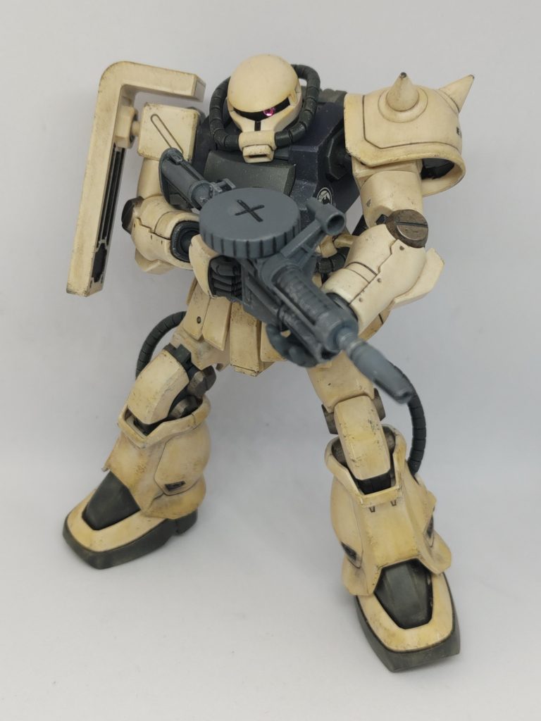 モノアイはオールマイティモノアイを使用。ピンバイスで穴を開けて埋め込み、厚みが出た分周りを少しマジスクで削って可動できるようにしてあります。ザクマシンガンはジオングレーで塗装してリアルタッチマーカーとドライブラシ仕上げ。