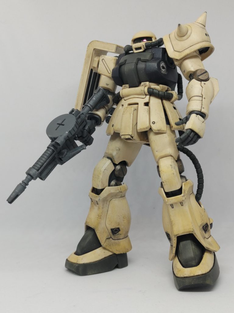 足元に行くほど汚れが強くなるように意識し、関節やバーニアなどところどころにミスターホビーマーカーの焼鉄色を使い、古びた感じにしました(zaku-kao5)実はウェザリングカラーでのピンウォッシュの技法を初めて試したのですが全然うまくいかず全体が汚れてしまったのですがまあ結果オーライです(zaku-kao4)