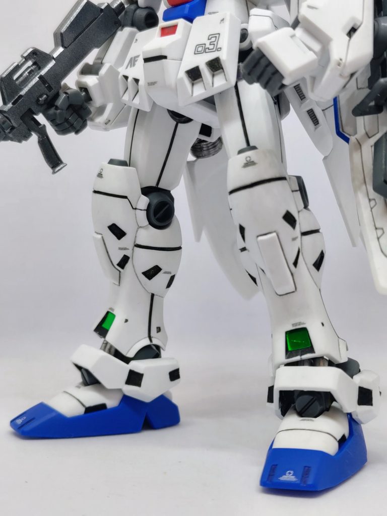 ほぼ見えないですが足首のシリンダーもぬかりなくシルバーで塗装。潔く左右真っ二つの脚部でしたがキレイに合わせ目を消せました。白いパーツは楽ですね。
