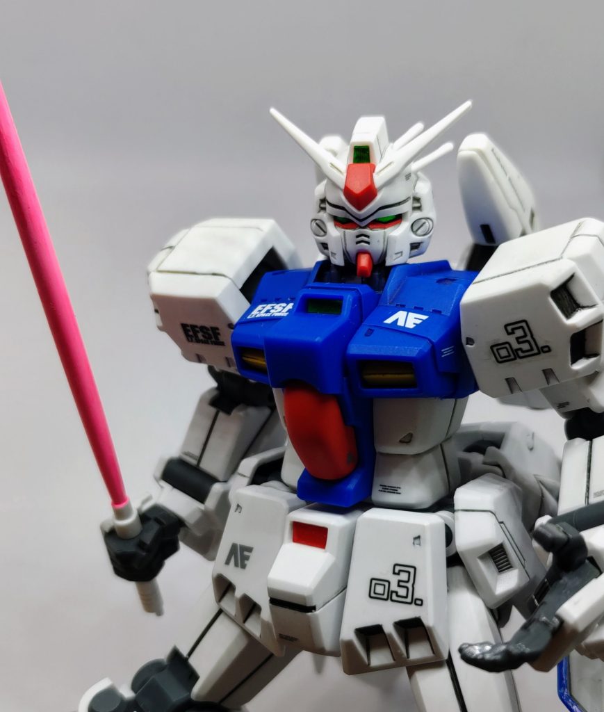 初期HGにクリアパーツのビームサーベルなんて甘えは当然無く白一色だったのでガンマカピンクでべた塗り。両肩の合わせ目は複雑だったので初めてのスジボリで別パーツっぽくしました。顔の造形が実にいい(gundam-kao3)