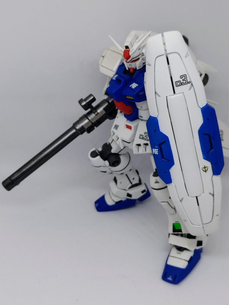 フォールディングバズーカは結構無理矢理でしか持たせることができません。カッコいいのでもったいないんですけどね。シールドの青部分はシールすら付属しないのでガンマカブルーでベタ塗り。各センサー部分は素直にシールを使ってます。