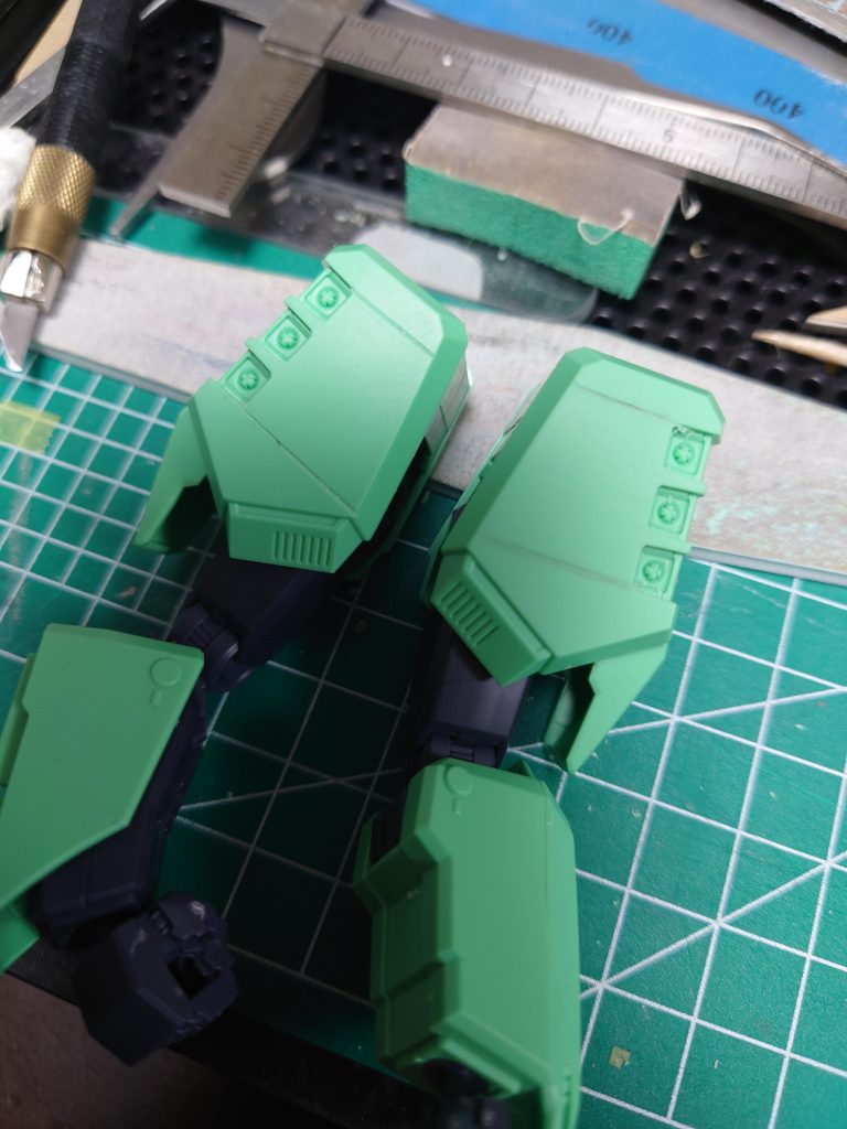 肩の大型パーツも寂しかったので、少し掘ってみました！