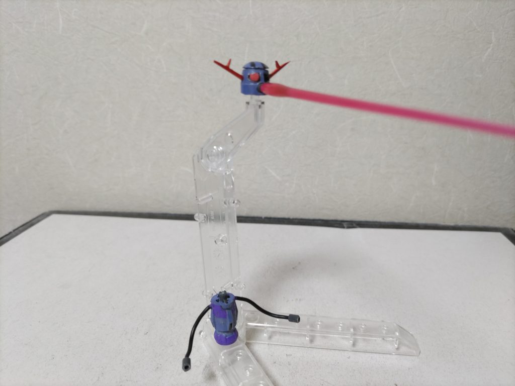 頭部は分離しビームが出ます