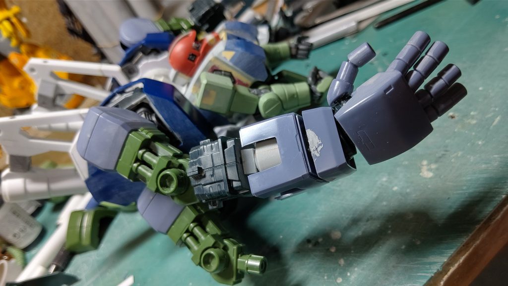 9月頃でしたか、腕が増えました。この頃からやはり拡大路線に移行します。背中のサイコミュシステムの電源(？)も腕も脚も大きくしようと決めたあたりです。 