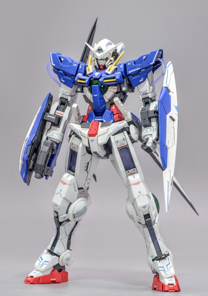 素体のエクシアも全身を改修していますガンダムエクシア後期型です太腿の大型化や靴の小型化、胸板の縮小などなどスタイルの大幅な調整を行ったあと、オリジナルの装備を追加しました