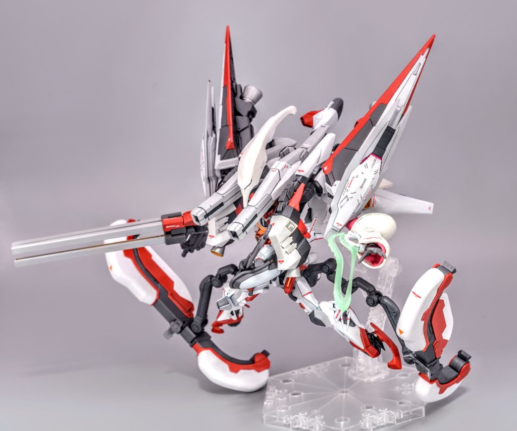 斬撃ビームサーベルは把持することなくそのまま発振可能です