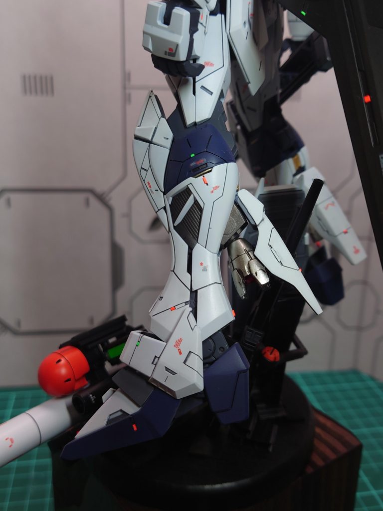 ふくらはぎのバーニアは『 EGνガンダム』から移植、バーニアはビルダーズパーツを使用していますw バーニアのカバーはネオジウムなので脱着できます