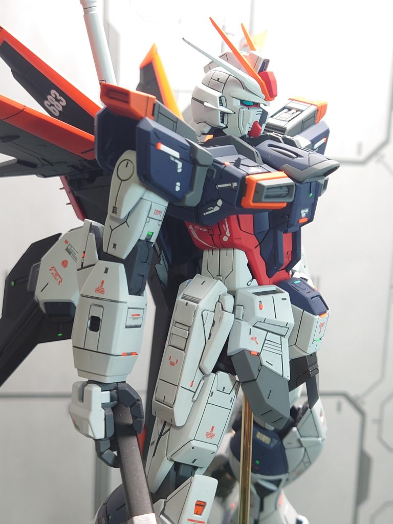 元キットはのっぺり外装だったので、全身にスジ彫りしました。胸は改修せず加工とプラバン貼り付け、肩はカットして情報追加でアシンメトリーにしてます。胸のダクトは前に1mm延長してエバグリで金色の放熱ラジエーター風にしてます(・∀・)