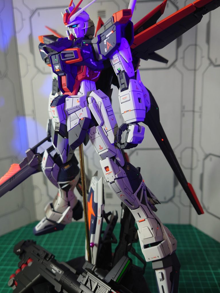 足はのっぺりだったのでスジ彫りめんどくさいほどしました( TДT)足首は寂しかったのでプラバンでアンクルガードを追加して強そうな感じに(ㆁωㆁ)