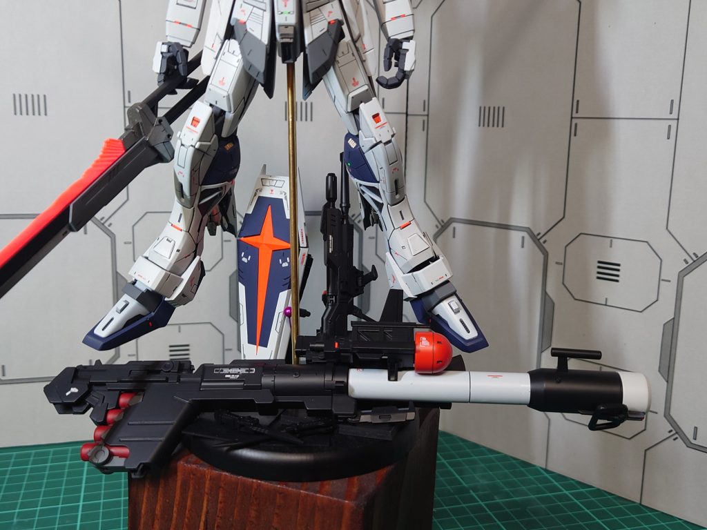 アムロと言えばバズーカなので、カトキのシナンジュバズをカスタムして作りました。HG『 ZZ』のツインビームライフルのセンサーをつけています