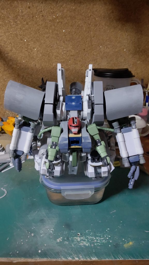 12月頃です。このあたりにぎっくり腰が出まして、3週間程痛みがあって製作が進まなくなりました。最初の一週間は1時間も座ってられなくて、年末に完成させて余裕で出品する予定が大幅に崩れます。痛いのと焦るのでかなり追い詰められました。塗装は薄めたファレホの重ね塗りを予定してましたが、こういう事態になって、サーフェイサーでがっちりホワイトにして、ファレホの塗りを最低限に押さえようと決めました。なんとか間に合ってよかったです。余裕を持って作るのも、その余裕に気持ちが緩んでいたのもあります。まだ大丈夫という気持ちがどこかにあって、追い詰められないように時間を持ったつもりが、予想外のぎっくり腰で完全に予定が狂うのが本当に危なかったです。万が一のために時間は持っておくのはいいとして、心の余裕のためというか、安心感を持つために時間を持つのは間違っていると反省させられました。…まあ、別にプロではないのでそこまで思うこともないと思いますが、期限のあるコンテストに出すものには、やっぱりもっとしっかりした気持ちで挑まないと予想外の事態でつまずくことを、身をもって体験した作品になりました。長文で失礼しました。何事にも通じる事ですね。時間はやっぱり有限です。時間は大切にしないといけないですね(^_^)。