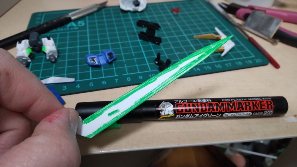 今回は子供の頃に戻ってペンで直にぬりぬり塗装しました。やっぱBB戦士は気楽に作ってナンボだぜガハハww