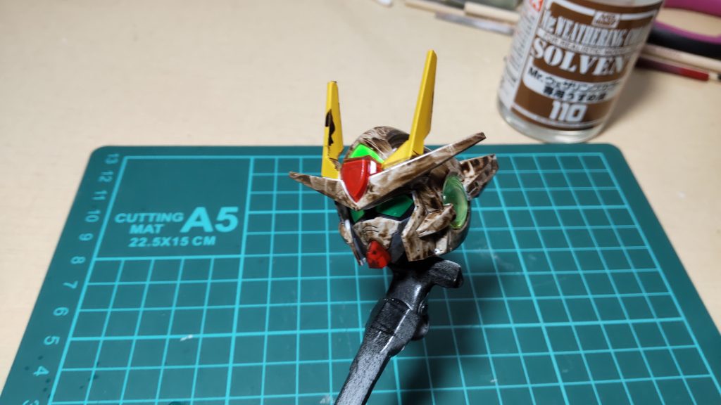 本体はほぼ無加工ですが唯一マスクを引き上げています。それ以外は素組みのまま。マーカーでワイルドに塗装した後はウェザリングカラーで茶色まみれにしました。